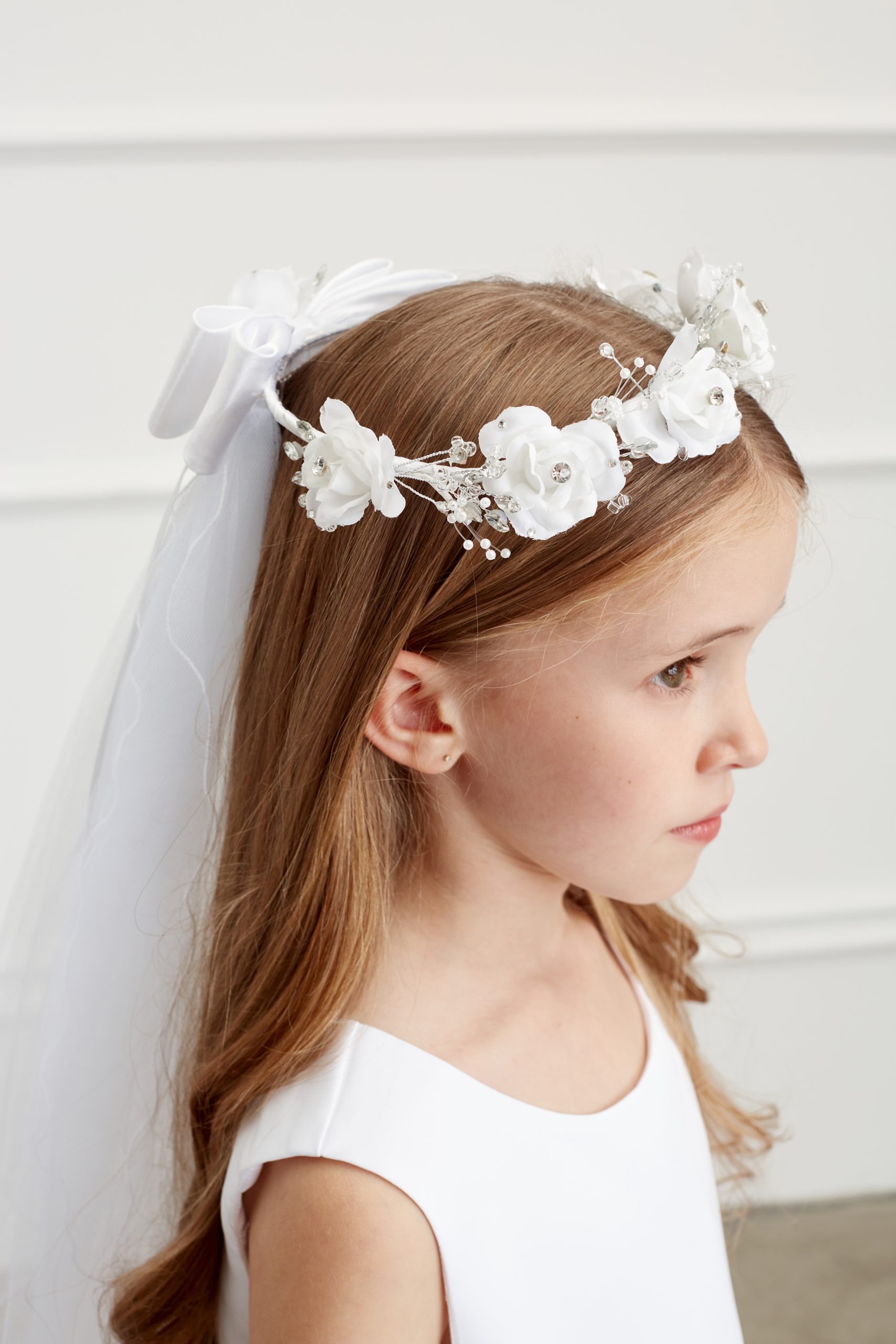 708c Girls communion veil floral crown with white flowers and pearls.