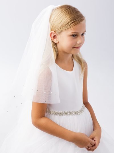 Girl wearing a girls communion veil pearls design with scattered pearl accents.