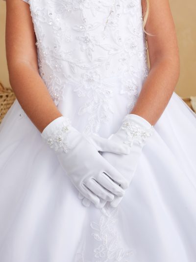 Elegant girls gloves in white with lace embroidery and pearl flower details, perfect for communion or weddings.