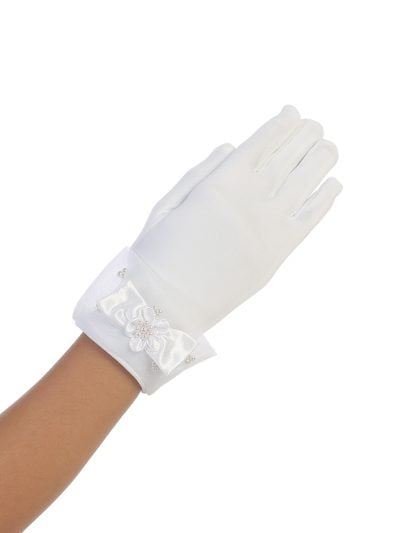 Elegant girls gloves in white satin with a delicate bow and pearl flower detail, perfect for communion or weddings.